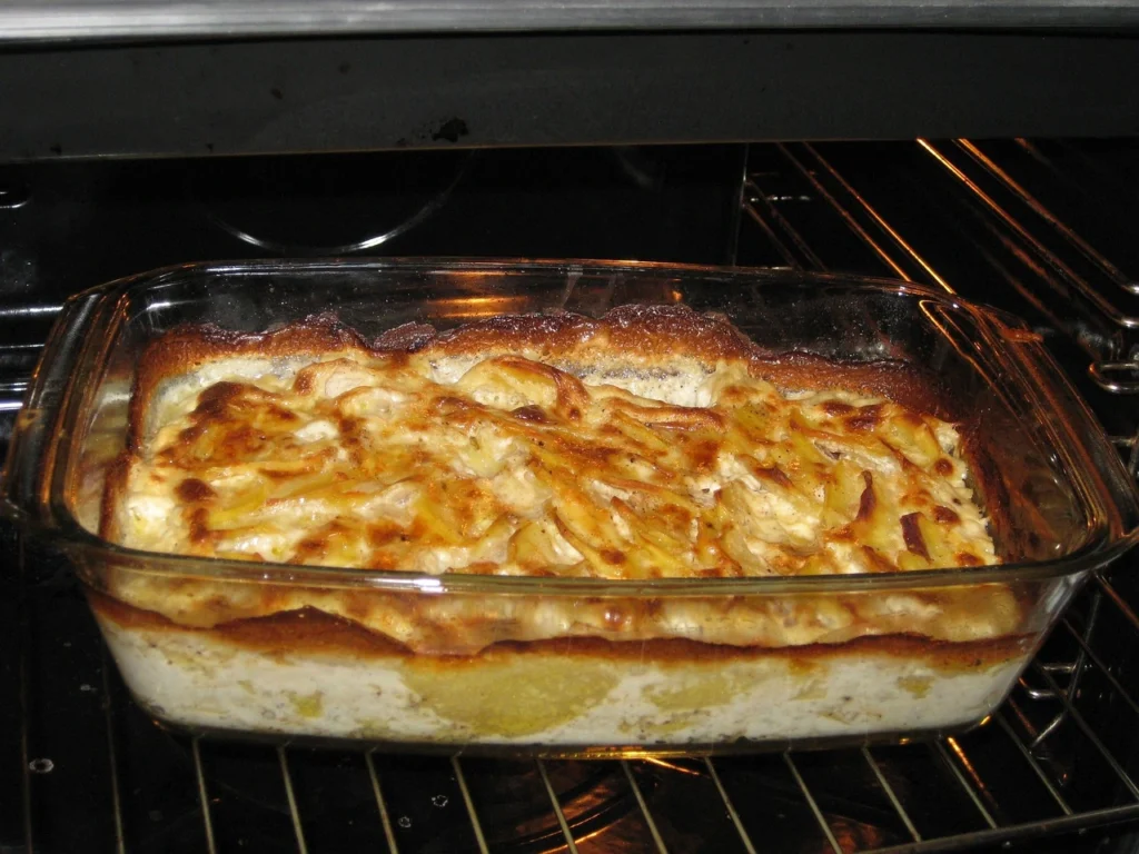 https://pixabay.com/photos/potato-gratin-meal-oven-61106/