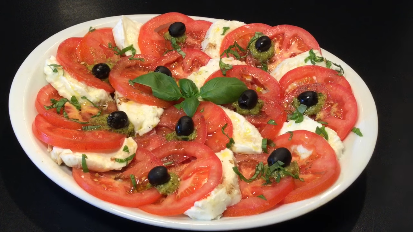 Salade de tomates multicolores avec mozzarella di bufala et basilic frais